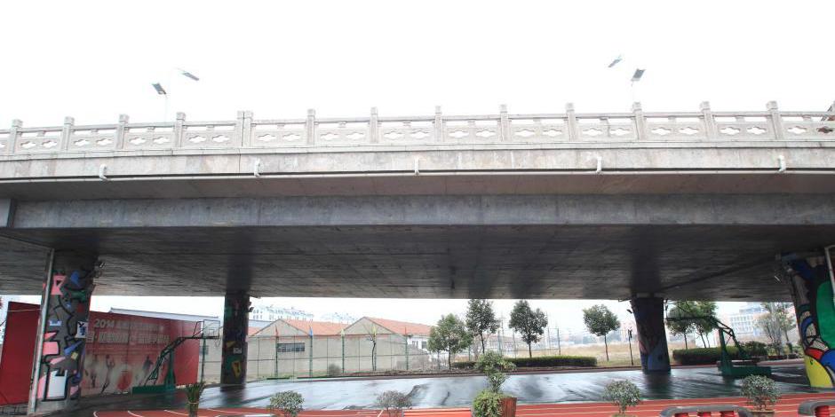 田径场建在廊桥下 跑道球场俱全