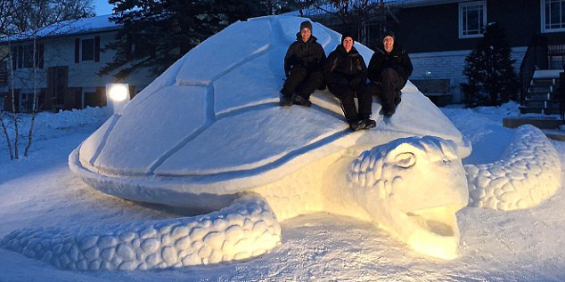 美三兄弟花300小时建巨龟雪人