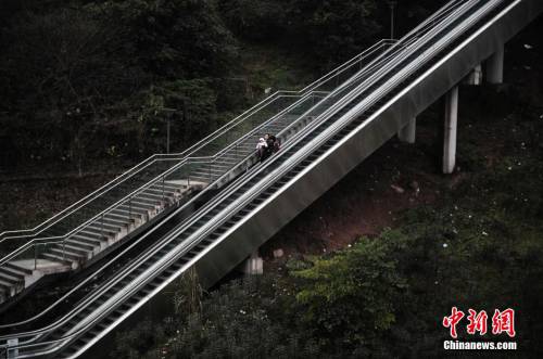 重庆土坡上建自动扶梯 便于市民出行