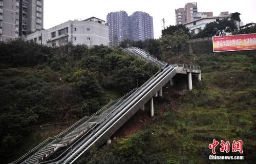 重庆土坡上建自动扶梯 便于市民出行