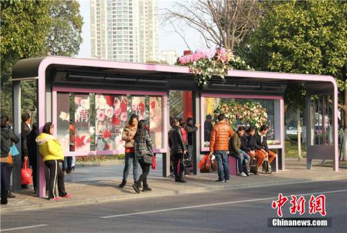 宁波“最浪漫”公交车站亮相街头