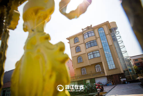 史上最壕农居房：游泳池+观光电梯