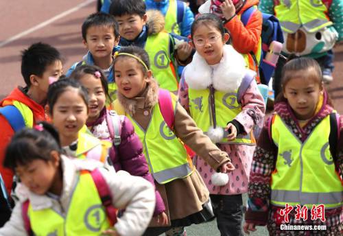 郑州一小学为学生配发