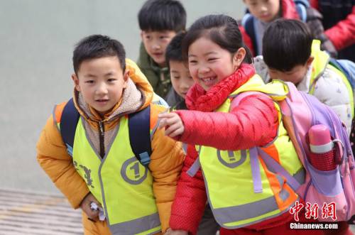 郑州一小学为学生配发