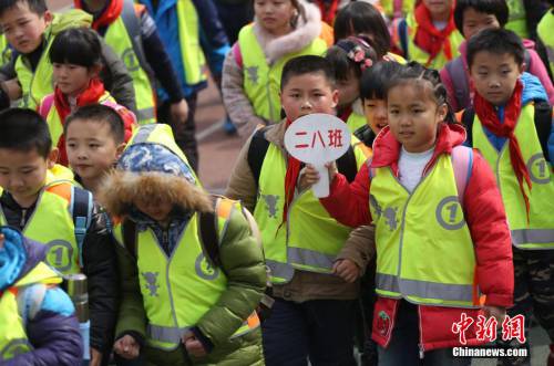 郑州一小学为学生配发