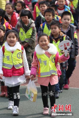 郑州一小学为学生配发