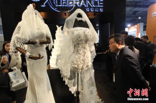 “3D打印婚纱”亮相上海夺人眼球