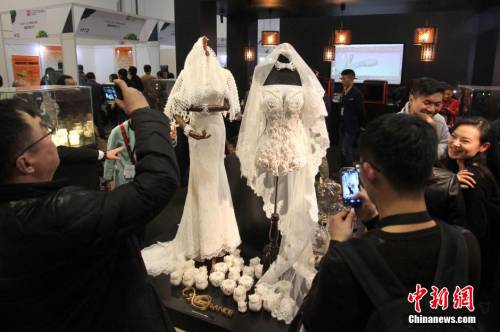 “3D打印婚纱”亮相上海夺人眼球
