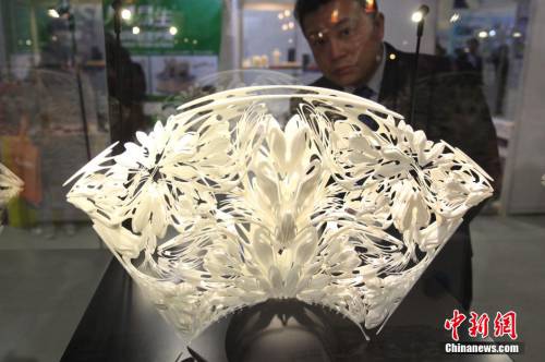 “3D打印婚纱”亮相上海夺人眼球