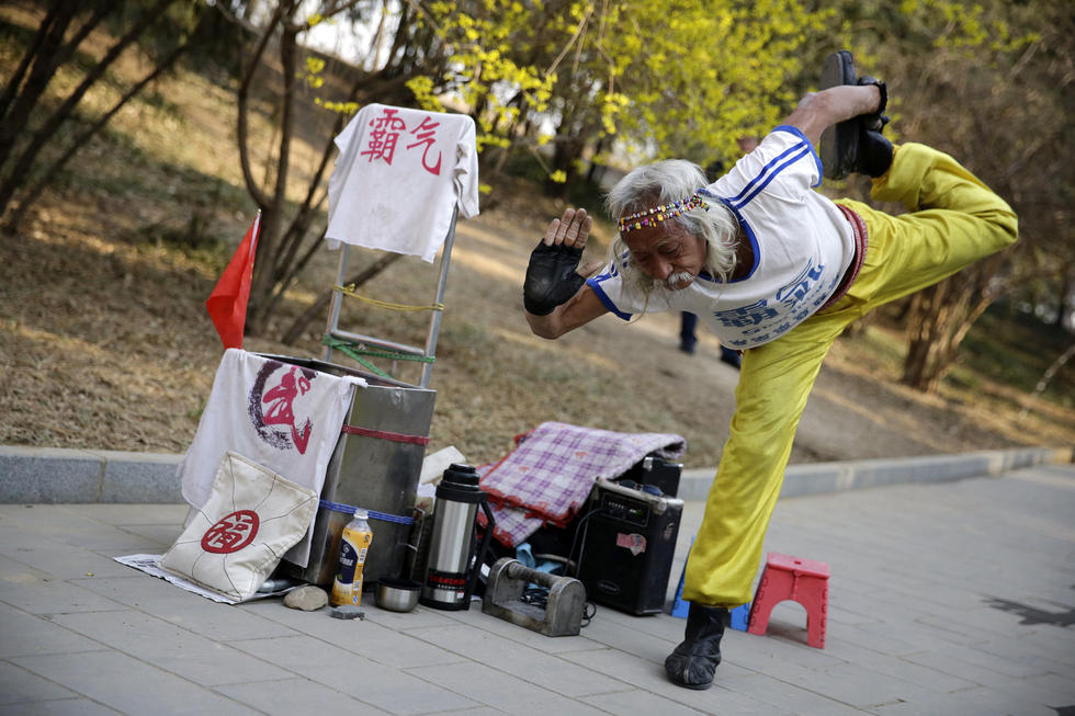 北京80岁“霸气”老人公园秀功夫