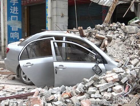 广东一女司机逆行开车撞塌小楼