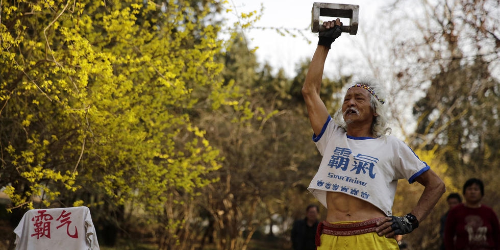 北京80岁“霸气”老人公园秀功夫