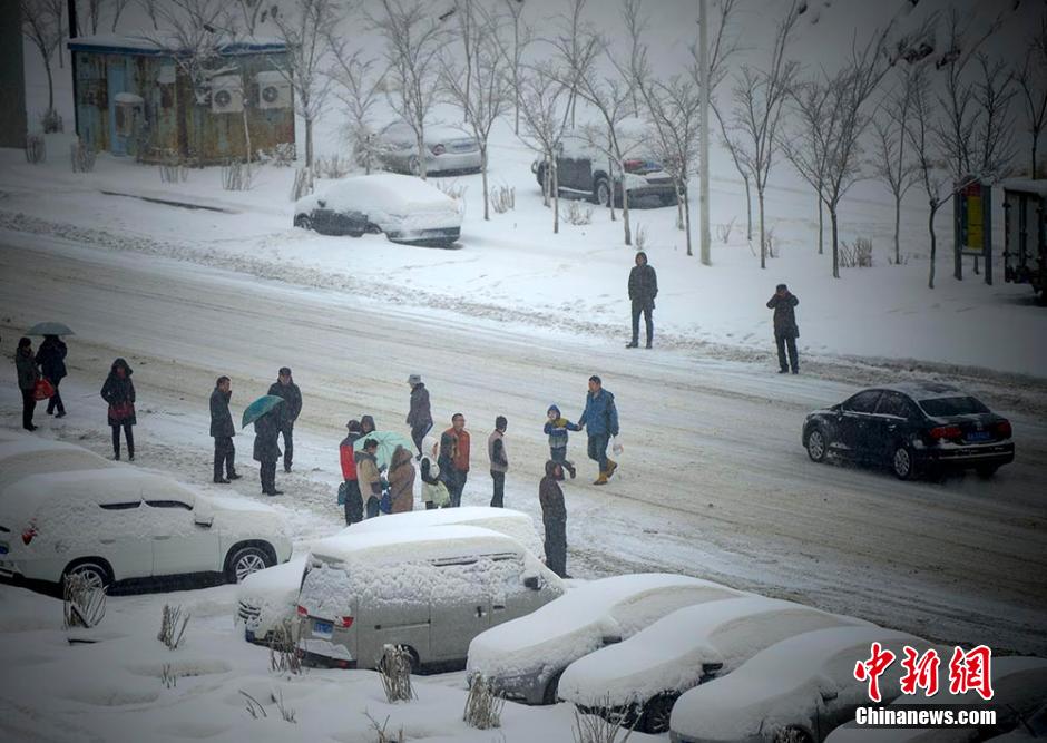 乌鲁木齐大雪纷飞30小时 重回