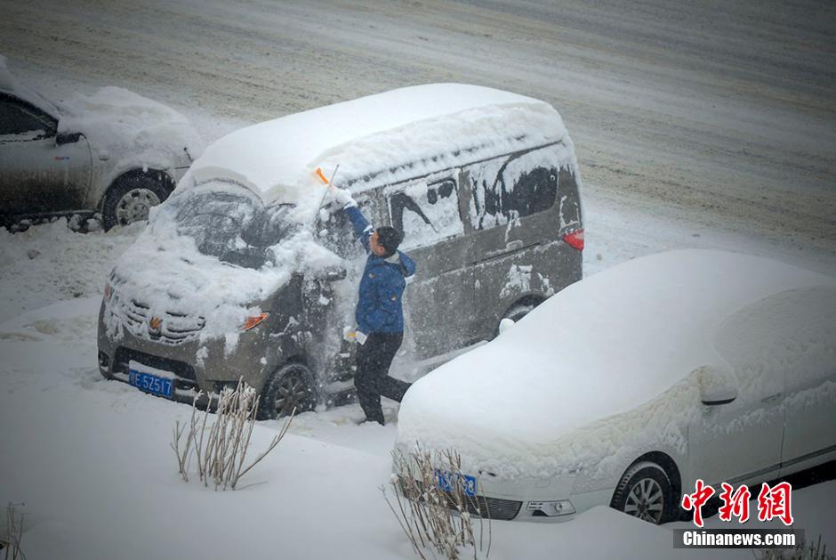 乌鲁木齐大雪纷飞30小时 重回