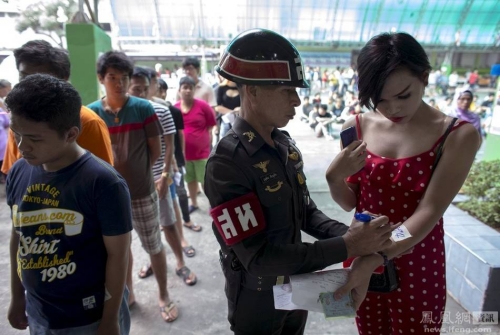 泰国：变性人现身征兵现场一幕
