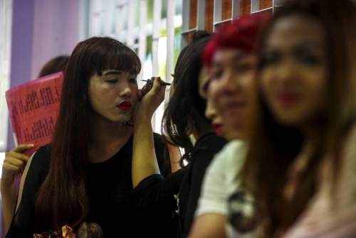 泰国：变性人现身征兵现场一幕