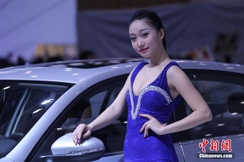 郑州国际车展开幕 嫩模走秀引围观
