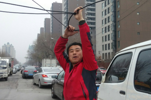 线缆被刮断影响交通 沈阳昨现