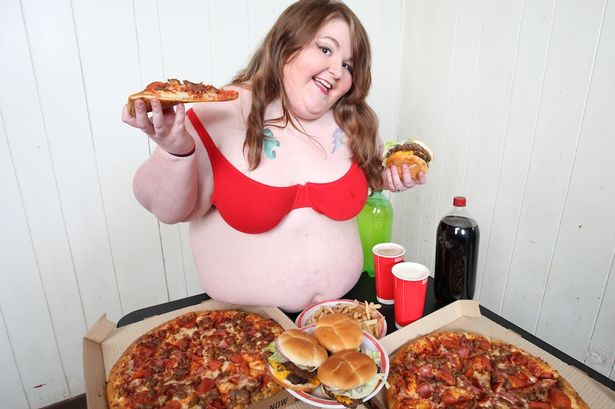 美国400斤胖女孩在线表演抖肚子和狂吃