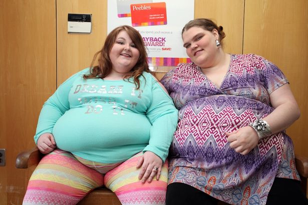 美国400斤胖女孩在线表演抖肚子和狂吃