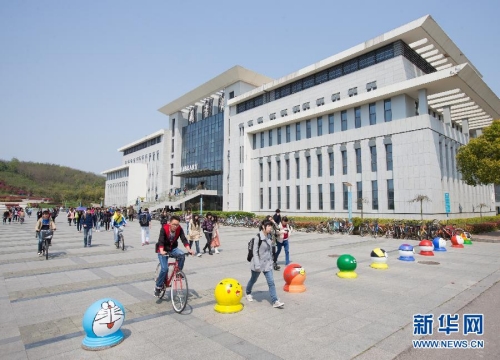 大学校园现卡通路障