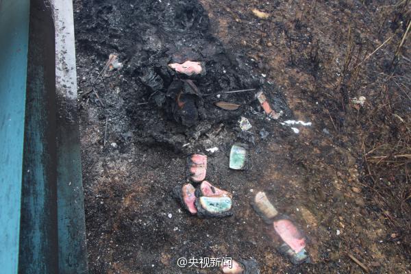 广西运钞车起火烧毁11箱钞票