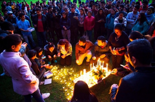 世界各地民众为尼泊尔地震遇难者祈祷