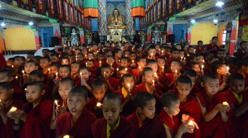 世界各地民众为尼泊尔地震遇难者祈祷