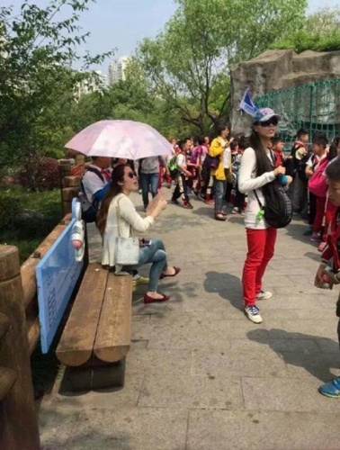 小学生为女教师打阳伞
