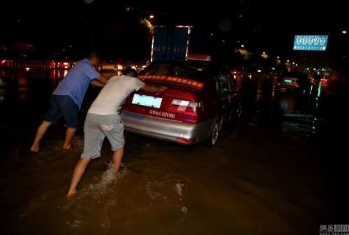 广州多地出现水浸堵车