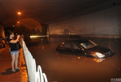 广州多地出现水浸堵车