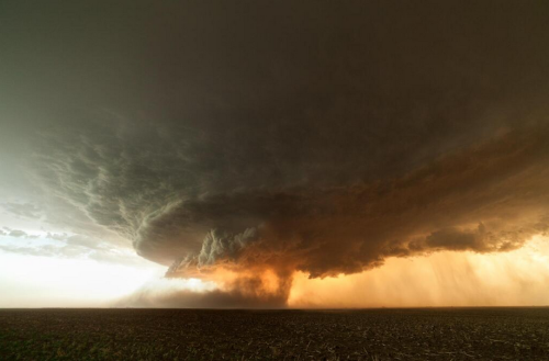 美国德州超级风暴云似“核爆”
