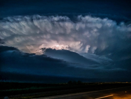 美国德州超级风暴云似“核爆”