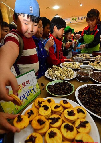 韩国展出重口味“昆虫曲奇”