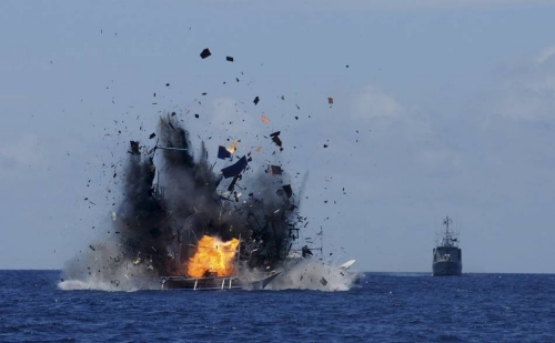 印尼海军炸毁中越等19艘外国渔船