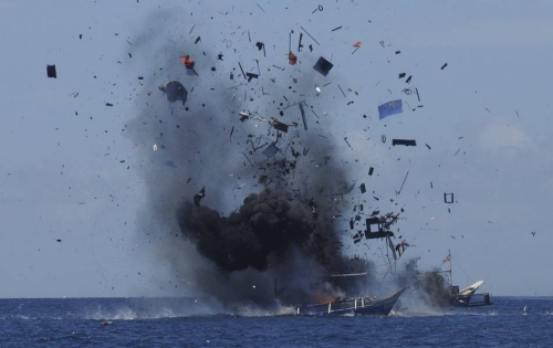 印尼海军炸毁中越等19艘外国渔船