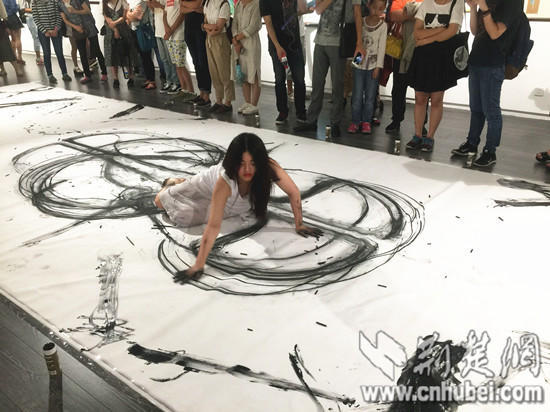 女大学生以人体作画 展现女性之美