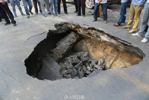 郑州路面又塌陷