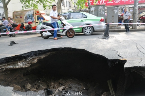 郑州路面又塌陷