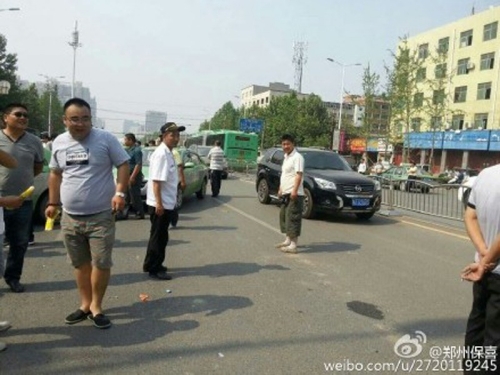 郑州近百名出租车司机打砸围堵专车