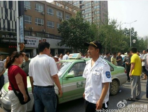 郑州近百名出租车司机打砸围堵专车