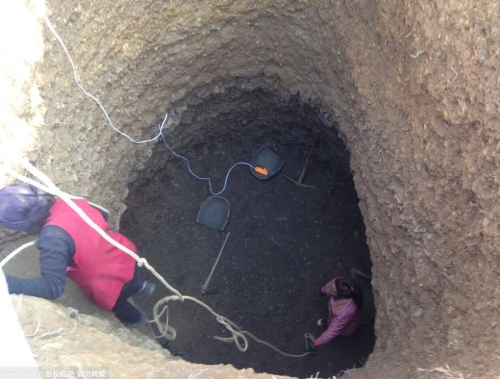 四川村民盗挖南红玛瑙遗留的深坑