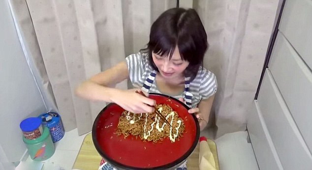 日本女子3分20秒吃完3.9公斤炒面