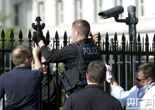 白宫护栏加装带刺钢钉