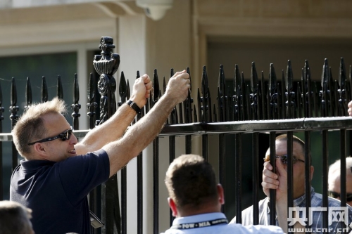 白宫护栏加装带刺钢钉
