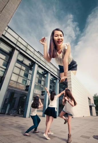 大学毕业争拍创意照 北大女生化身巨人