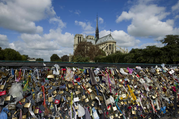 巴黎拆除艺术桥10万把“爱情锁”