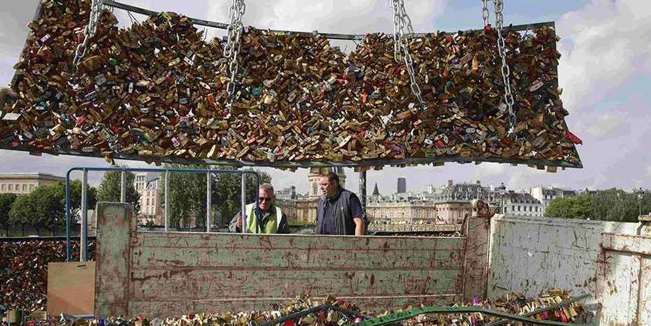 巴黎拆除艺术桥10万把“爱情锁”