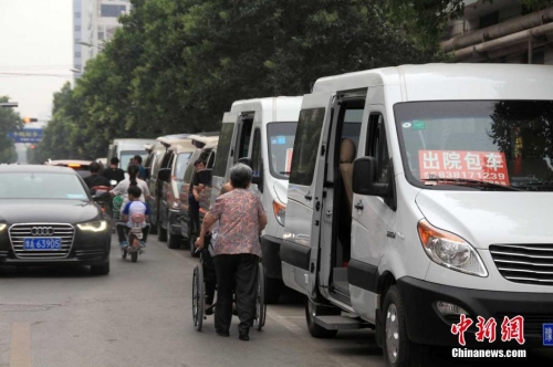 郑州一医院大门被“出院包车”包围