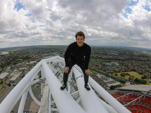 英国恐高症小伙登顶134米温布利球场